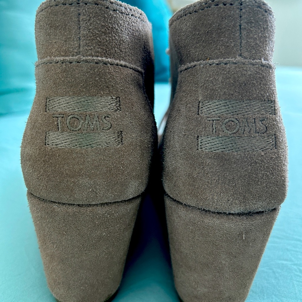 Like new Toms suede ankle booties!!!
